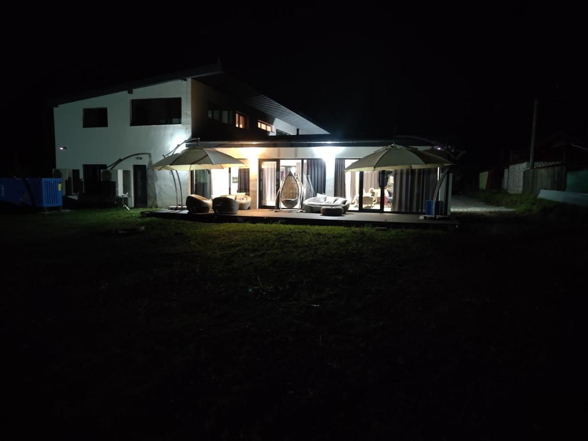 Jai Giridhari Villa Felek Kültér fotó